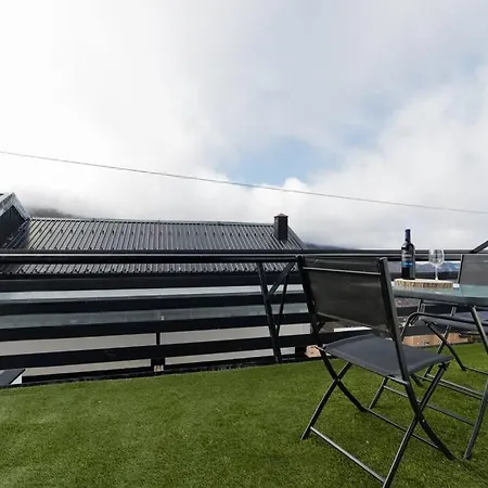 Cozy Apartment, Free Parking, Terrace & Views 公寓